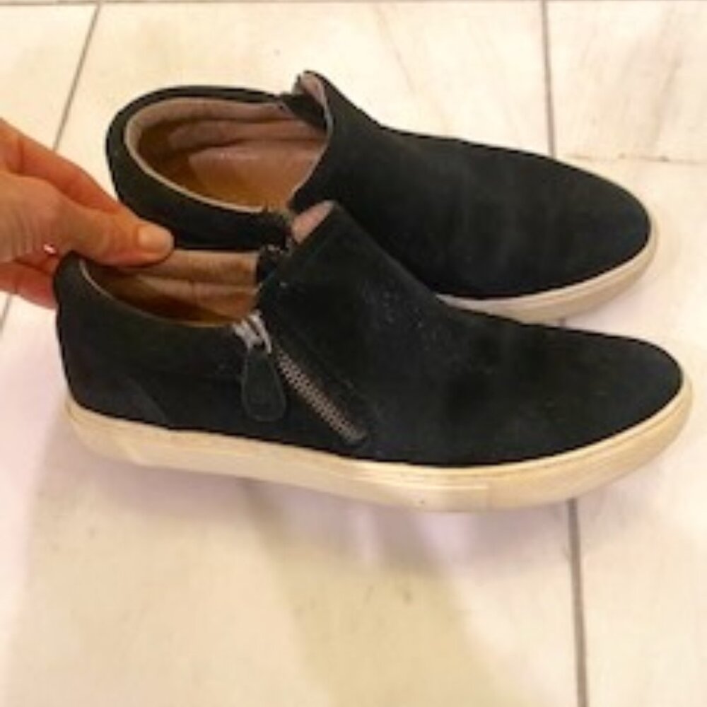 Clearout- Gentle Souls by Kenneth Cole, Lowe Double Zip Sneaker, Asphalt sz 9.5